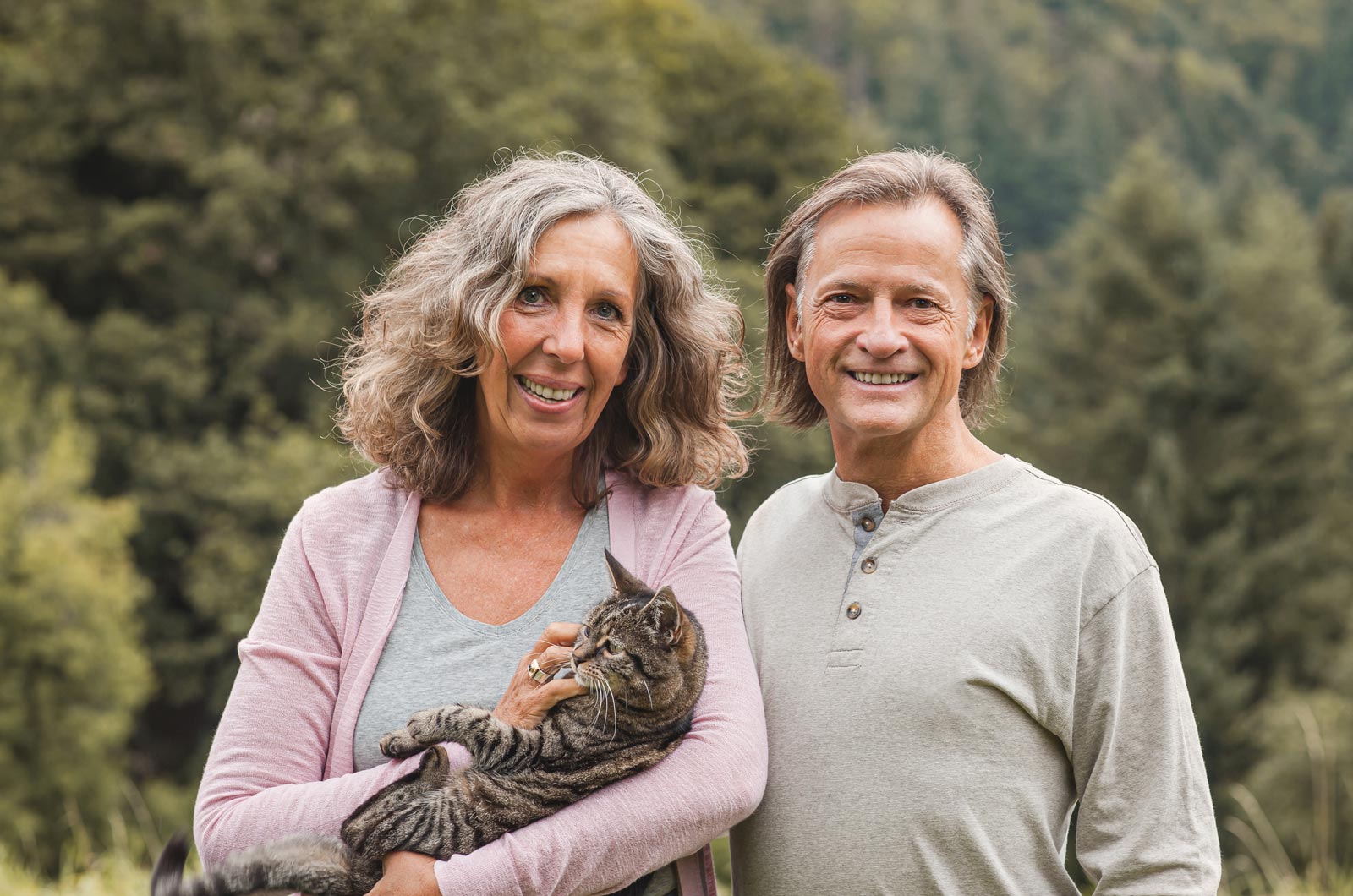 Bärbel und Sebastian Rockstroh mit eine Katze im Arm